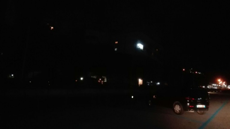 Foto di un tratto di strada di Messina nord completamente al buio