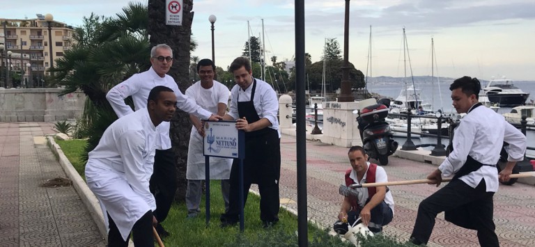 Lo Chef Caliri e il personale della Marina del Nettuno rimettono in sesto un'aiuola della passeggiata a mare