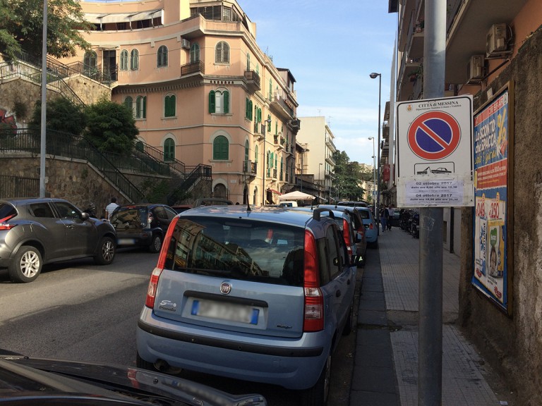 Foto di macchine parcheggiate in divieto di sosta nella via XXIV maggio - Messina