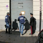 Foto dei carabinieri mentre mettono i sigilli all'autocarrozzeria gicar