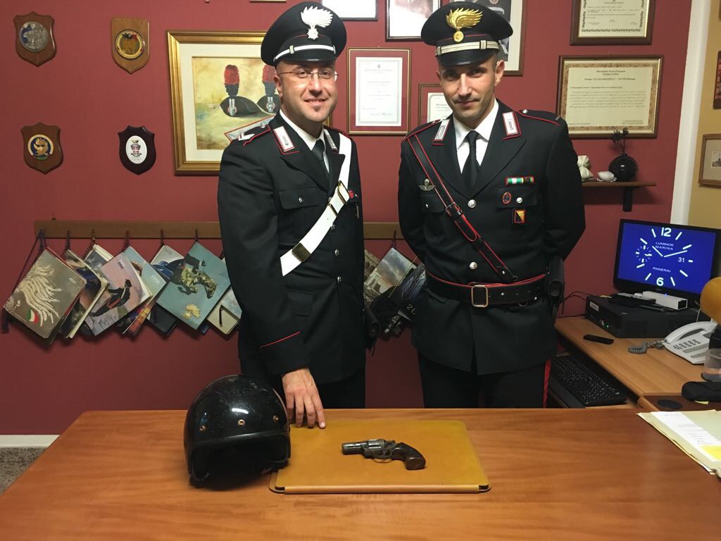 Foto dei carabinieri con l'arma trovata al rapinatore