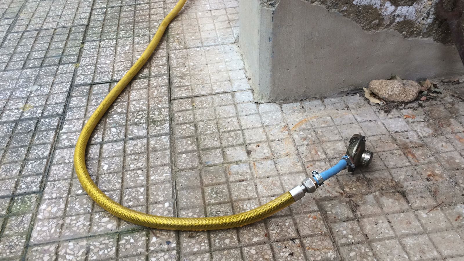 foto di un tubo tolto dalla bombola del gas rubata nella sede sprar di villa lina - messina