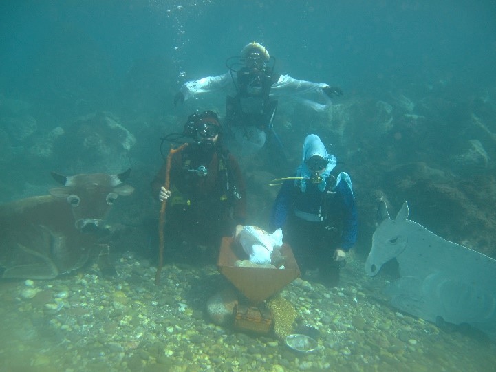 foto dei sub che partecipano al presepe vivente subacqueo di santa margherita - messina