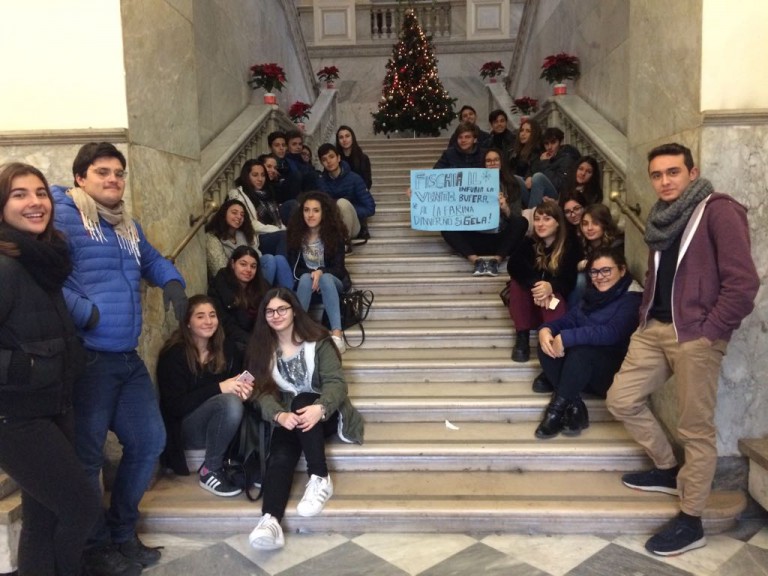 Gli studenti del Liceo Classico La Farina sulle scale della Città Metropolitana, ex provincia, per protestare contro la mancanza del riscaldamento nell'istitutoi