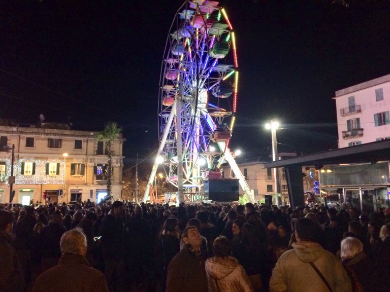 foto della ruota panoramica di piazza cairoli di sera durante le festività natalizie - messina