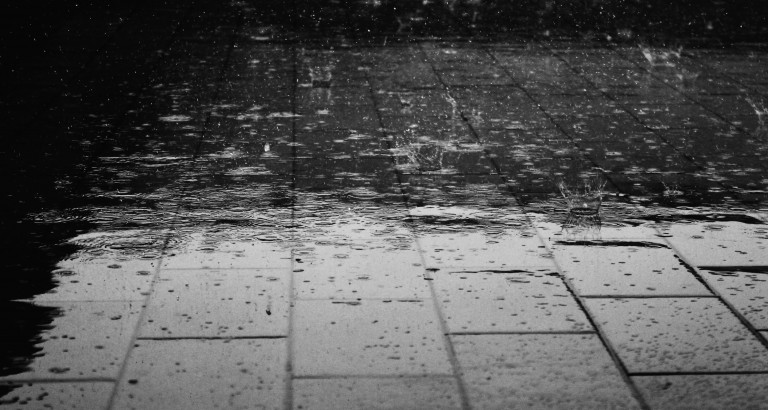gocce di pioggia sul pavimento - strada