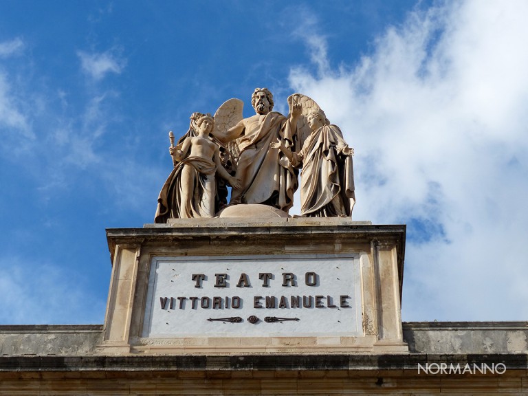 statua del teatro vittorio emanuele - il tempo che scopre la verità di saro zagari - messina