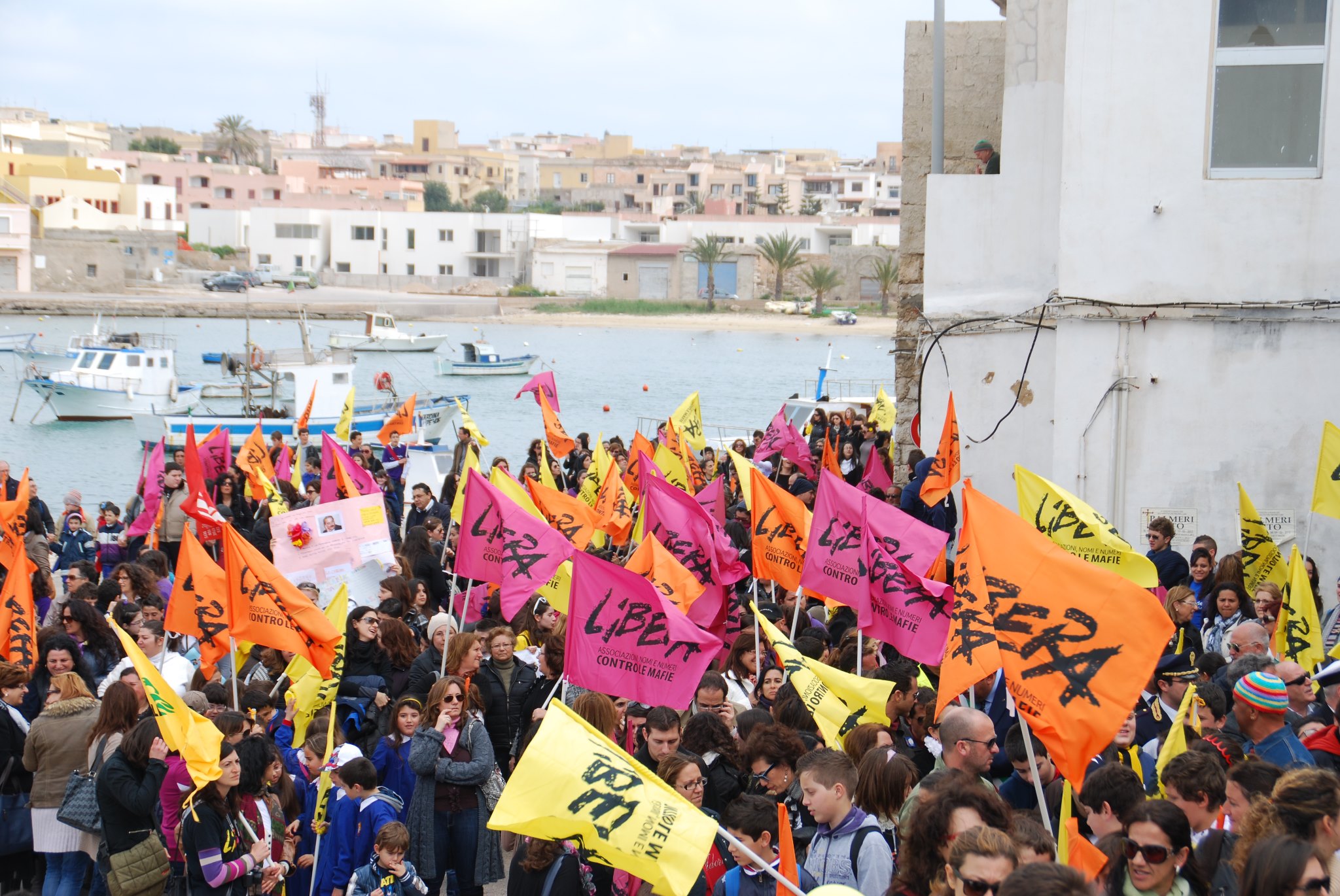 immagine di una manifestazione di libera contro le mafie in sicilia