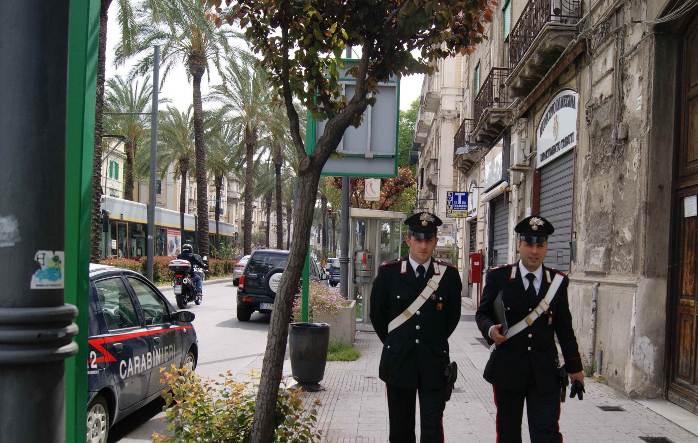 Foto di repertorio - Due carabinieri a piedi, Messina Centro