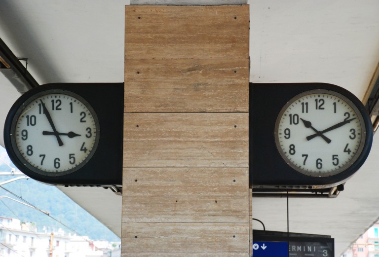 Foto orologi stazione ferroviaria