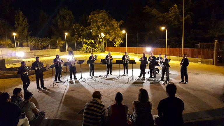 Foto di un concerto della Vulcanica Brass Ensamble . Il gruppo di ottoni si esibirà alla chiesa di san nicola di ganzirri per il concerto di Natale