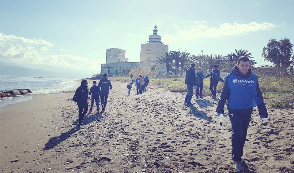 i volontari dell'associazione fare verde messina puliscono il tratto di spiaggia di fronte all'istituto talassografico situato nella zona falcata di messina