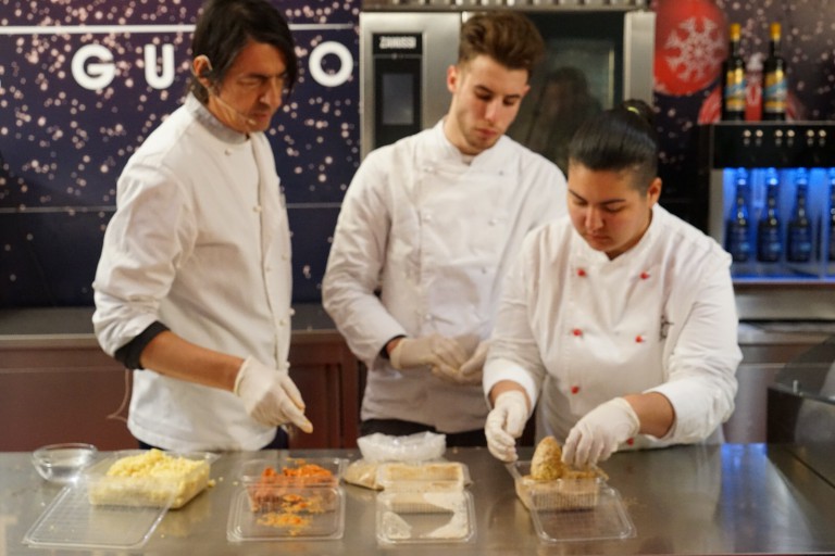 I ragazzi dell'Istituto Antonello di Messina al laboratorio del gusto di piazza Cairoli - Natale - messina
