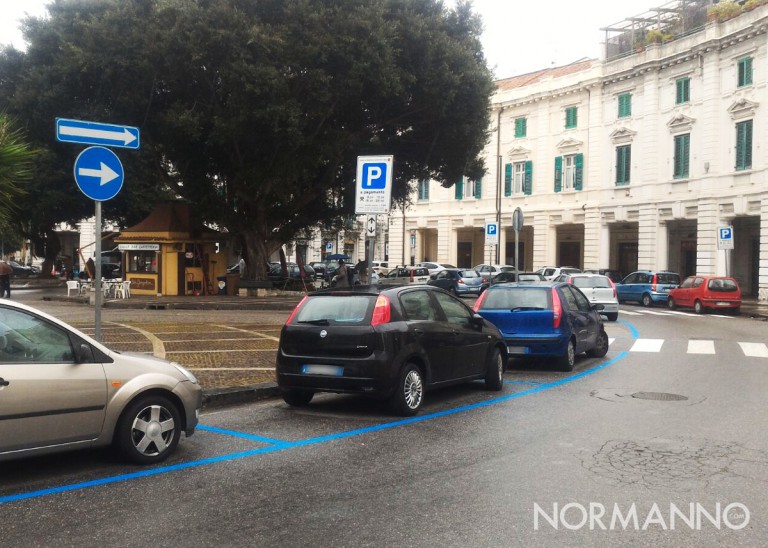 Foto delle nuove strisce blu al posto del divieto di sosta a Piazza del Popolo