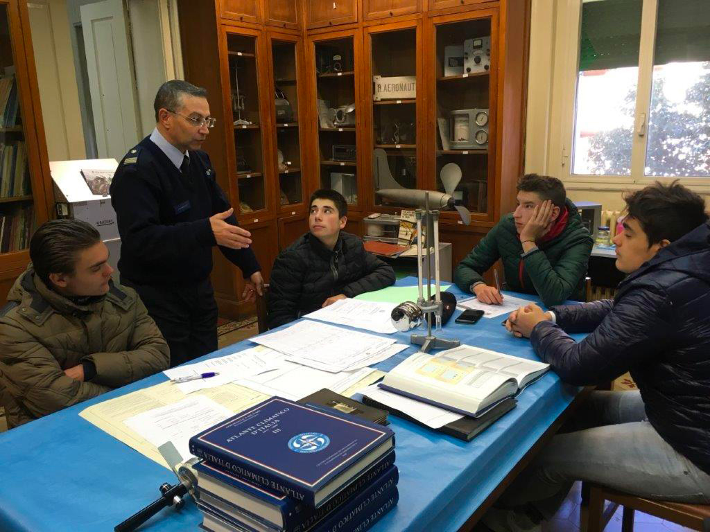 foto degli studenti del nautico leonardo da vinci di milazzo per il progetto di alternanza scuola-lavoro all'osservatorio meteorologico di Messina