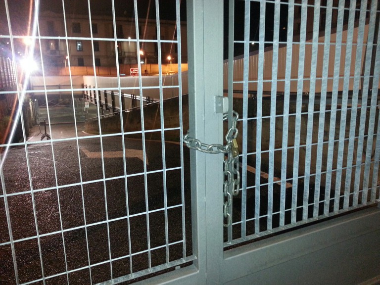 cancello chiuso parcheggio "la farina"