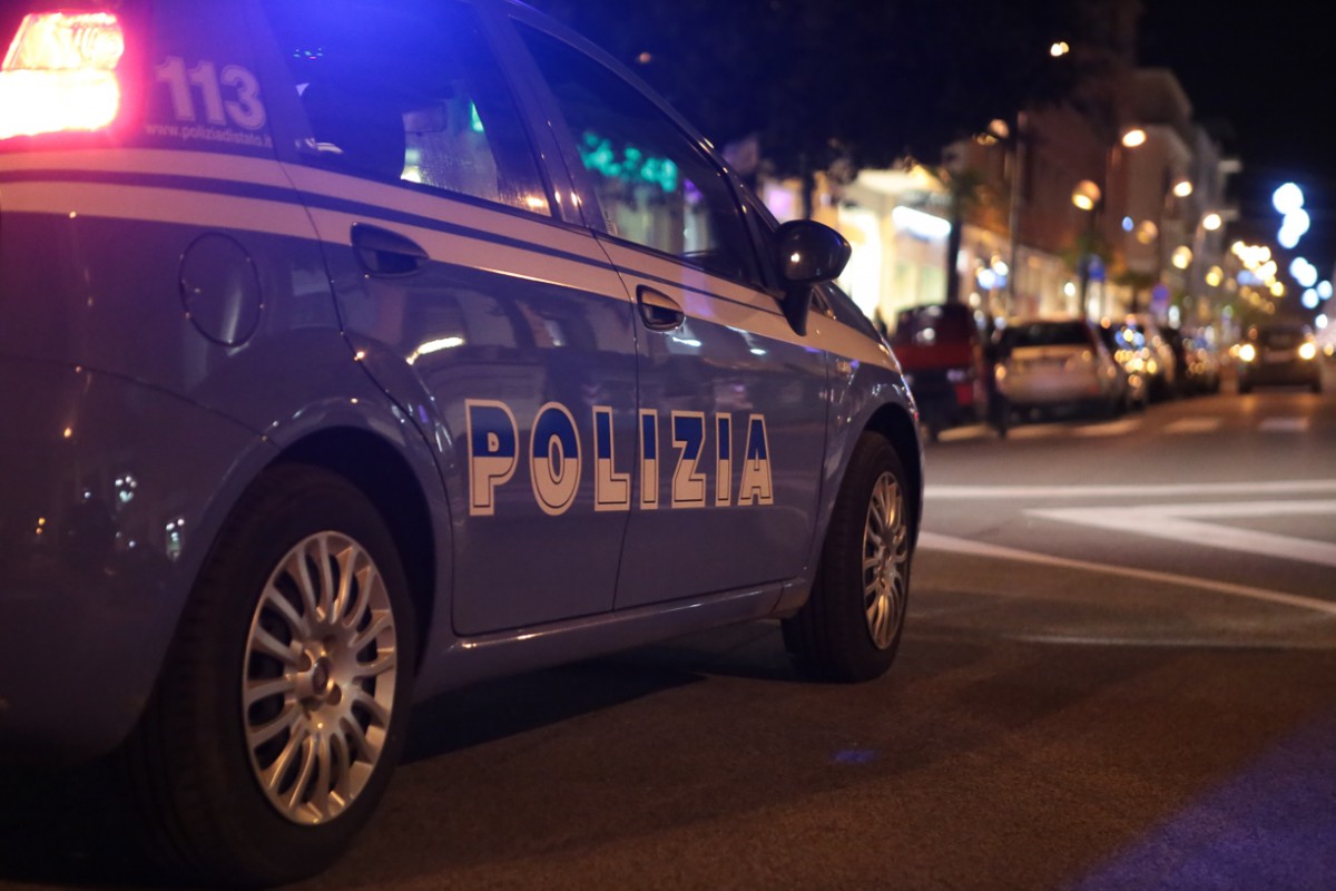 Foto di notte, auto della polizia