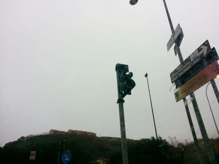 foto di un semaforo distrutto dai botti di capodanno - Gazzi - Messina