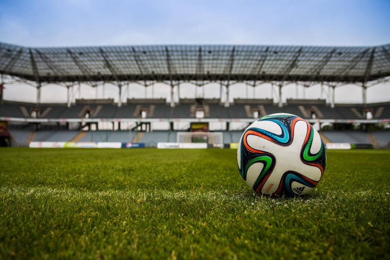 foto di un pallone da calcio posato su un campo