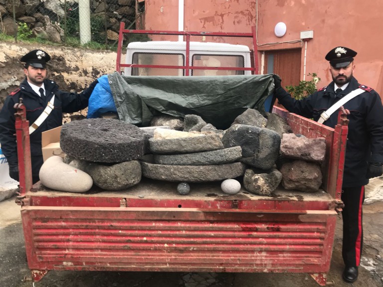foto del furgone bloccato dai Carabinieri che nascondeva 35 reperti archeologici rubati a Filicudi