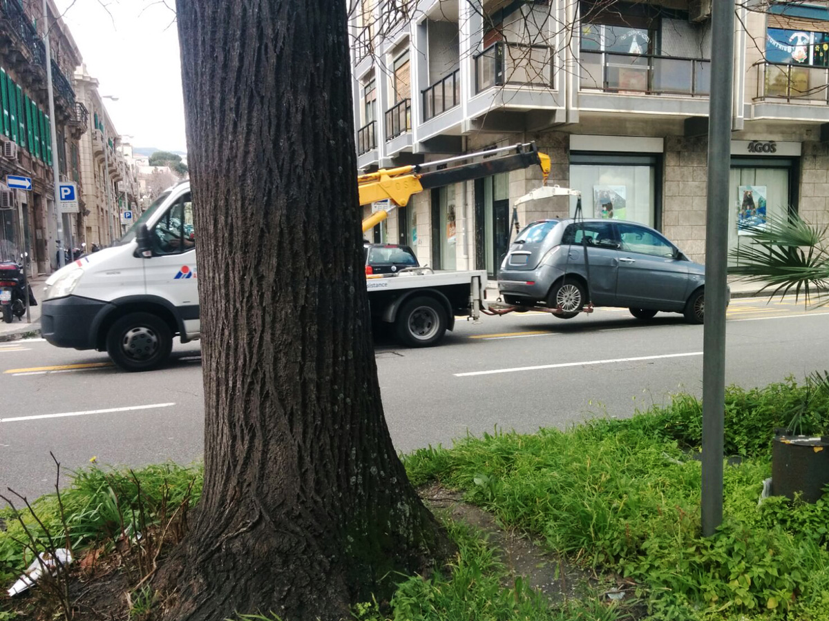 Carro attrezzi dopo la rimozione di un veicolo in via Garibaldi, Messina