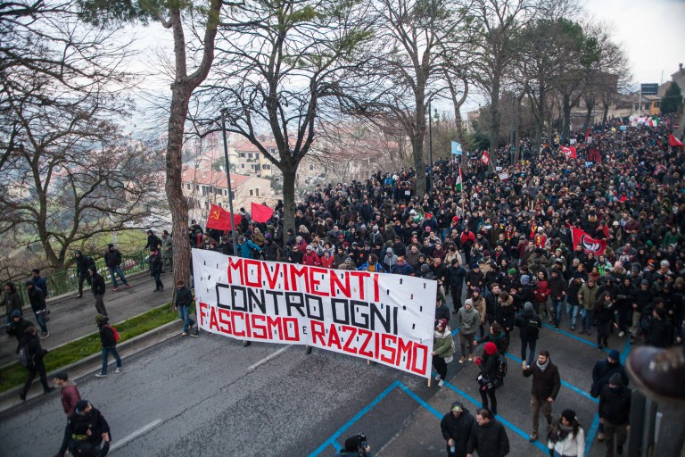 Foto della manifestazione di Macerata dopo la sparatoria di Luca Traini