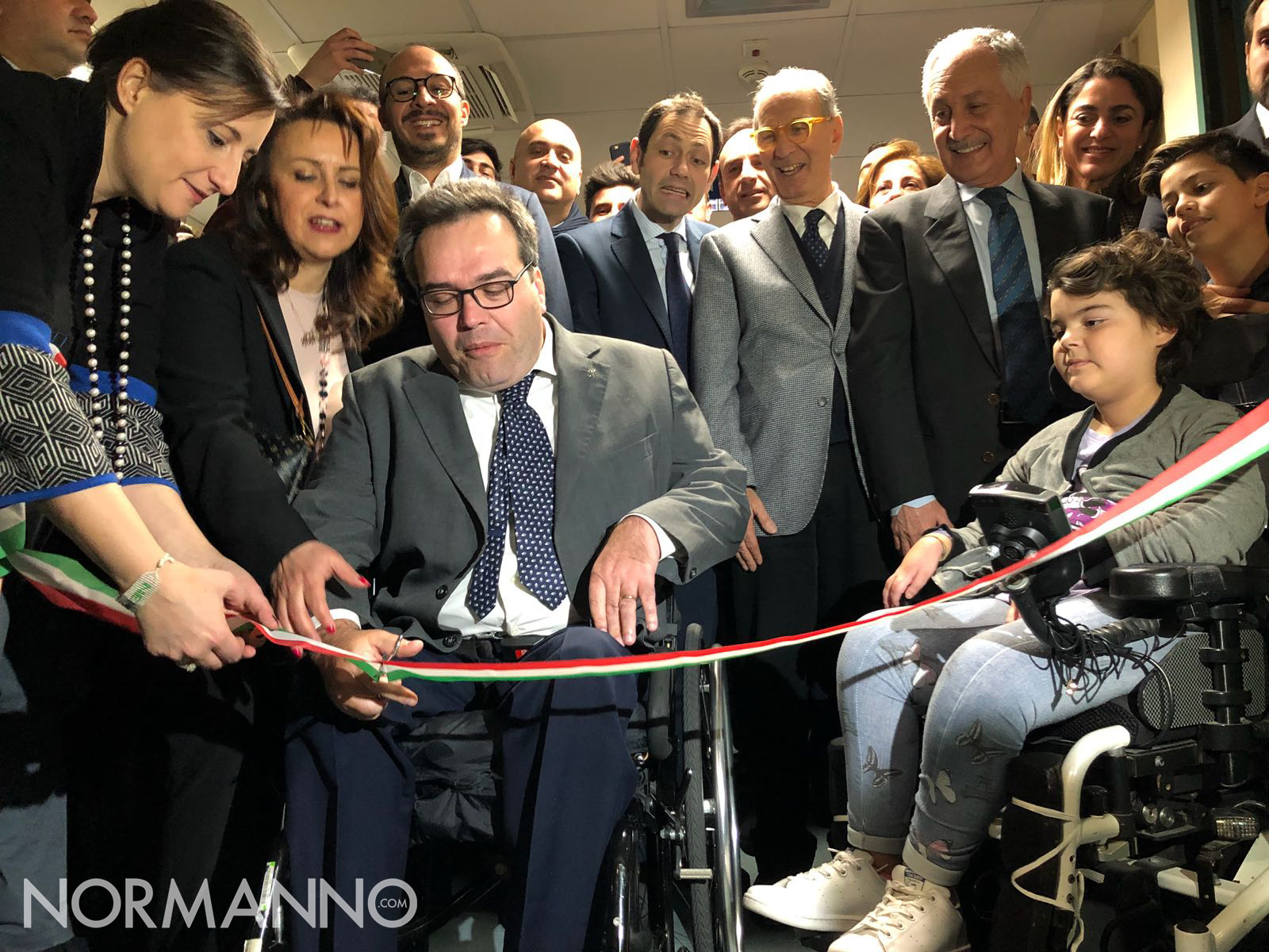 Foto del taglio del nastro per l'inaugurazione dei nuovi spazi del Centro Clinico NeMO Sud a Messina