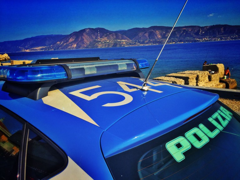 Foto di repertorio - Volante della Polizia con vista sullo Stretto di Messina