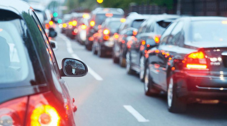 Foto di un auto in coda bloccate nel traffico