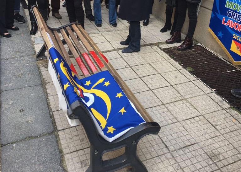 Foto della panchina inaugurazione per l'iniziativa "Un posto per le donne" di MCL Messina