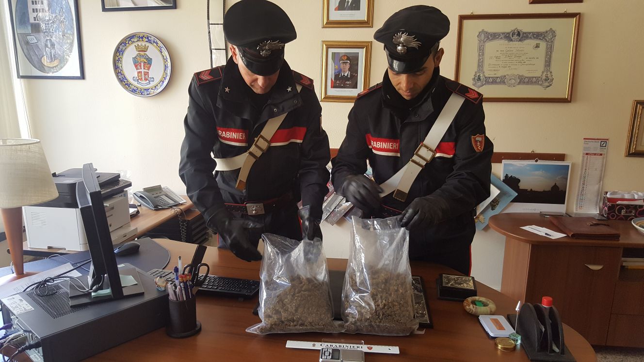 Foto dei carabinieri con la sostanza stupefacente sequestrata a messina