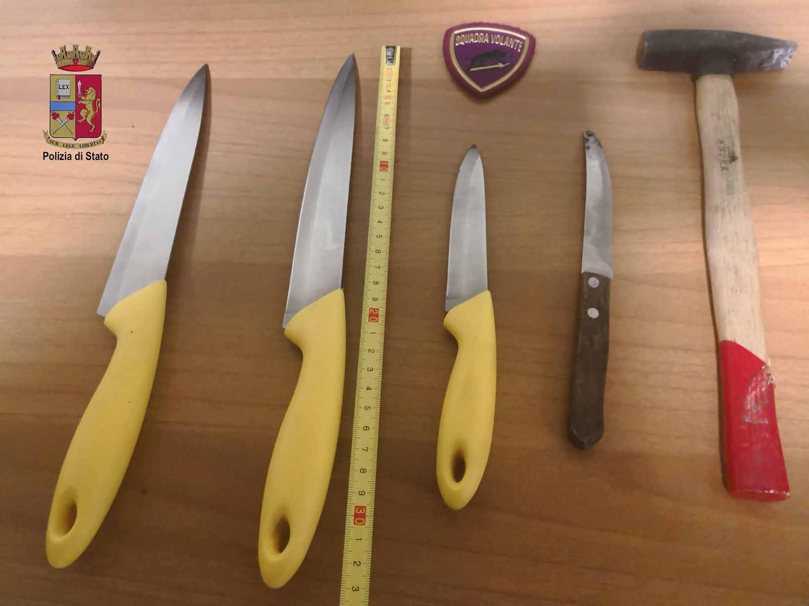 Foto di coltelli e martelli sequestrati a Marianna Letizia, 37enne messinese arrestata dalla Polizia