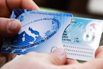 Foto di repertorio, esempio di carta d'identità elettronica