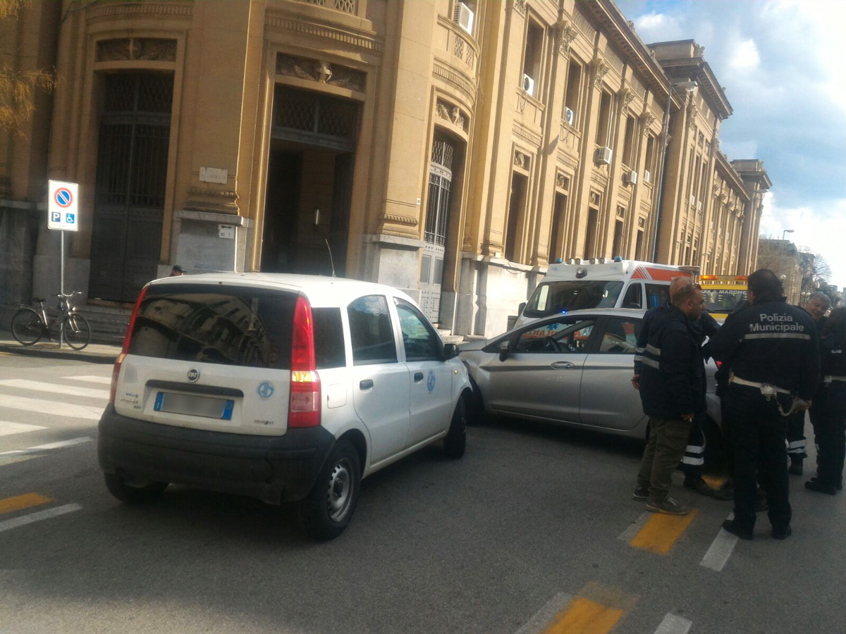 Foto dell'incidente sul corso Cavour fra due veicoli