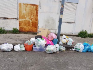 Foto dei sacchetti della raccolta differenziata, non ritirati, nella VI Circoscrizione - segnalazione Giuseppe Sanò