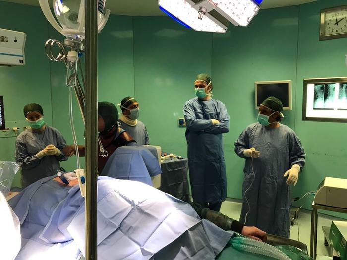 immagine della sala operatoria dell'ortopedico di messina durante un complicato intervento di rimozione di un tumore alla colonna vertebrale