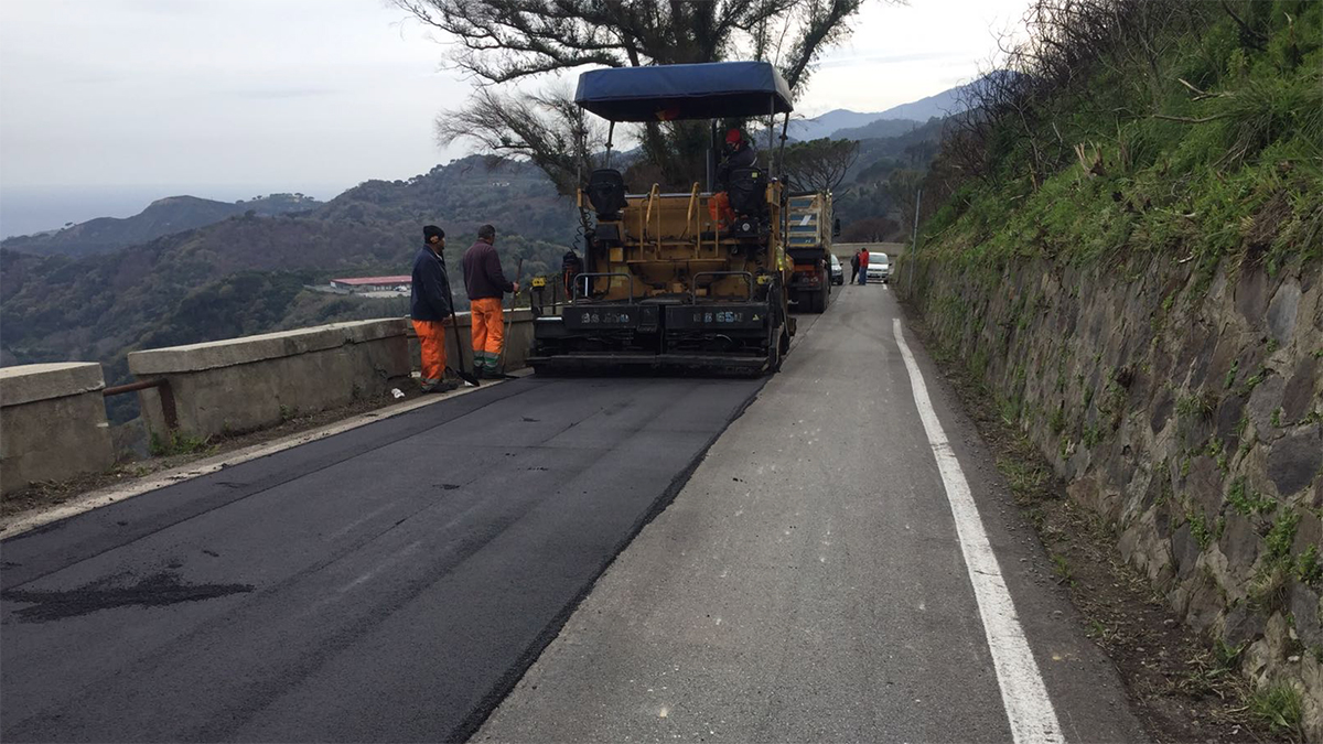 lavori sulla strada di collegamento tra il villaggio di S. Michele e Portella Castanea - messina