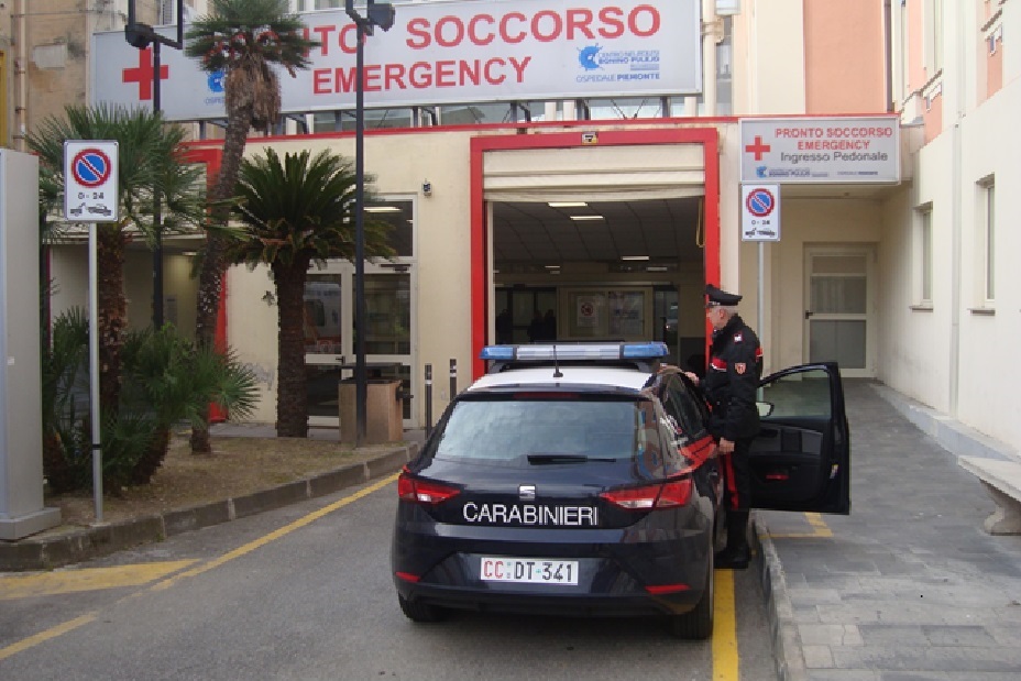 Foto dei Carabinieri davanti il Pronto Soccorso dell'Ospedale Piemonte