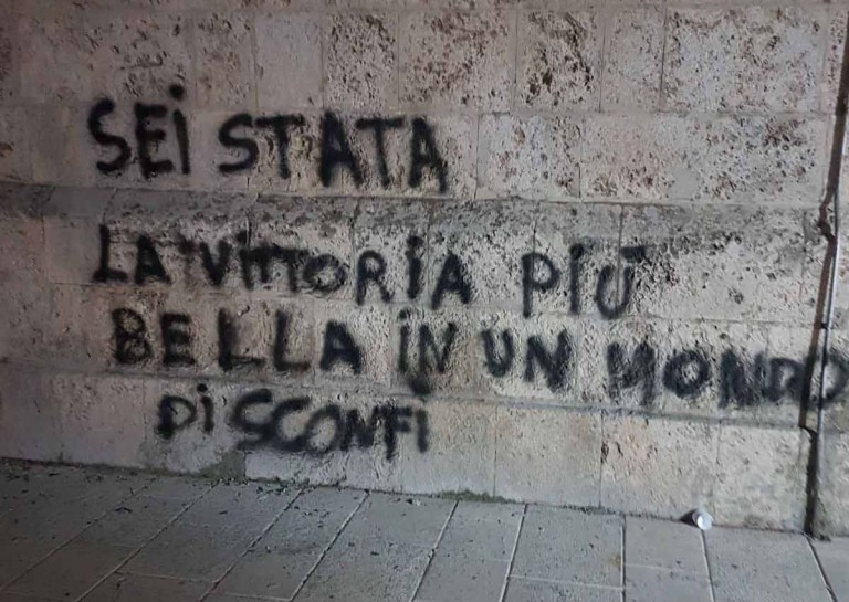 Scritta spray sul campanile del Duomo di Messina - Dedica alla fidanzata