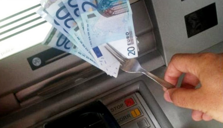 Foto di repertorio tecnica Cash Trapping per manomettere i bancomat con una forchetta