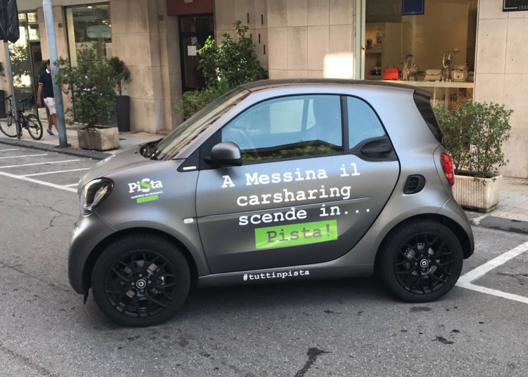 Foto di una delle auto del car sharing Pista a Messina