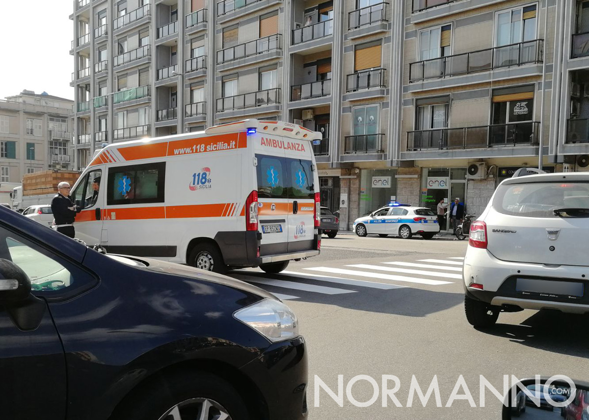 Ambulanza sul luogo dell'incidente, incrocio viale Boccetta e corso Cavour - Messina