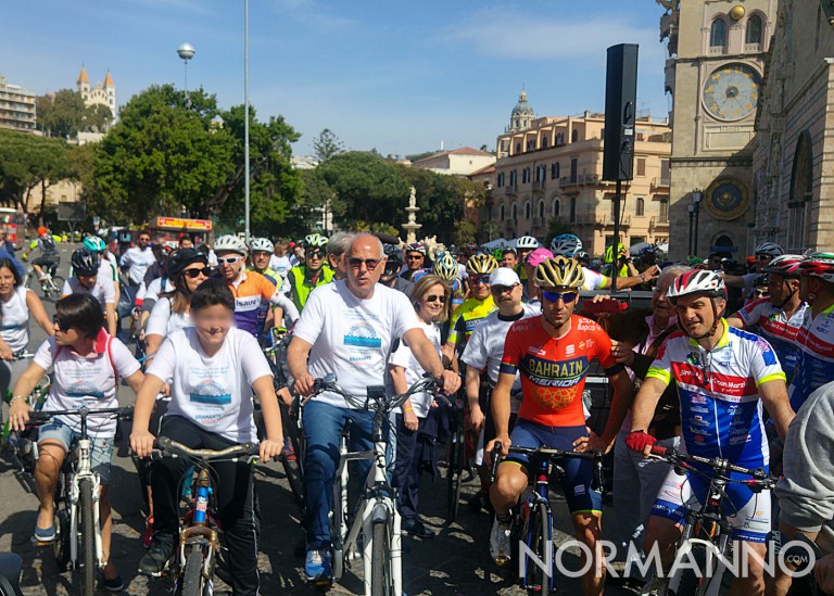 Foto di Dino Bramanti e Vincenzo Nibali all'inizio di PedaliAMO Messina - Partenza al Duomo