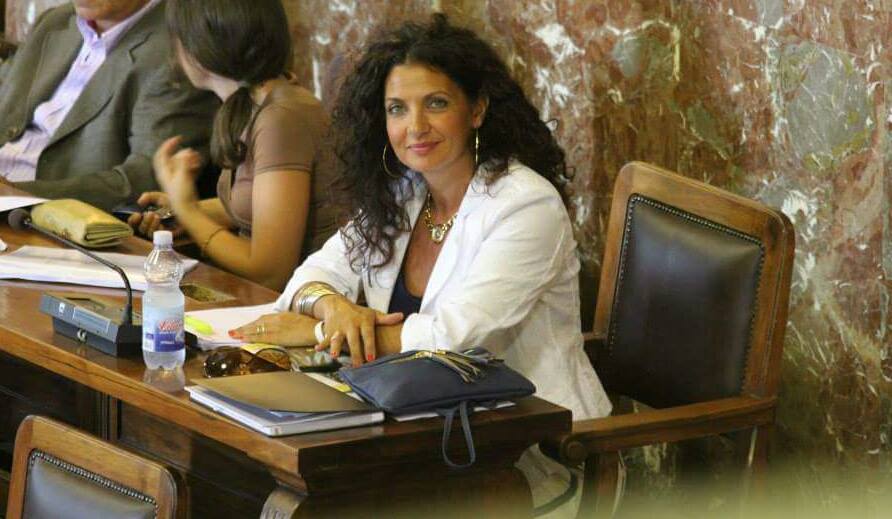 Foto di Lucy Fenech all'interno del consiglio comunale di Messina