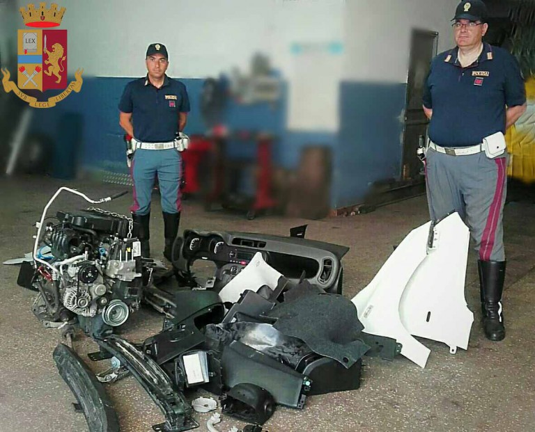 Foto di componenti meccanici di una Fiat Panda rubata a Catania