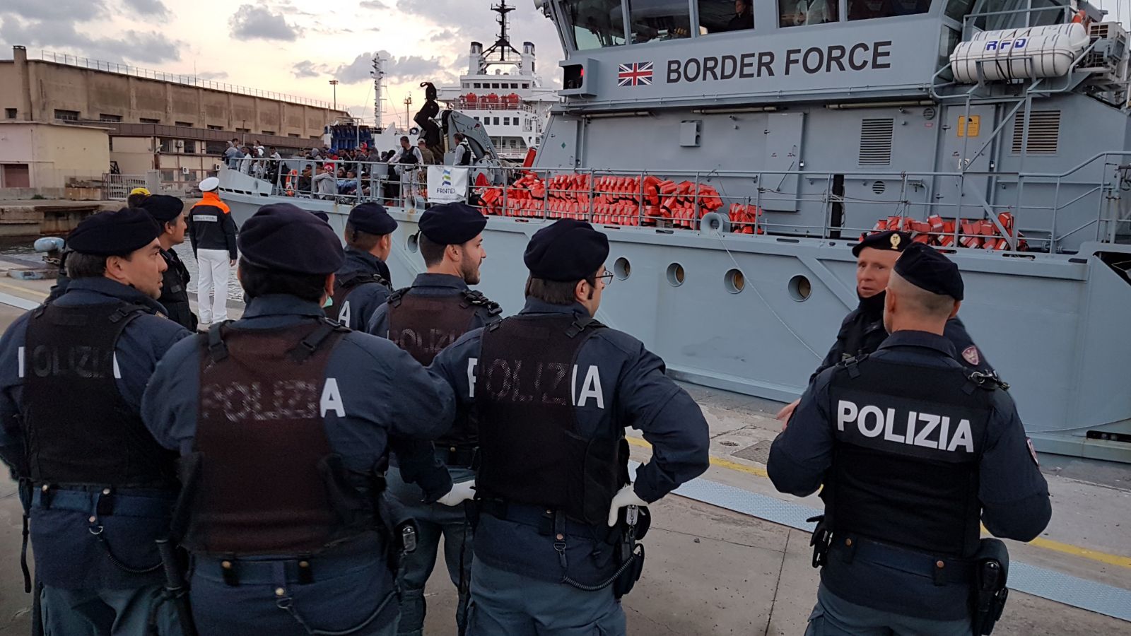 Foto dello sbarco al molo Norimberga di migranti, presente la Polizia di Messina