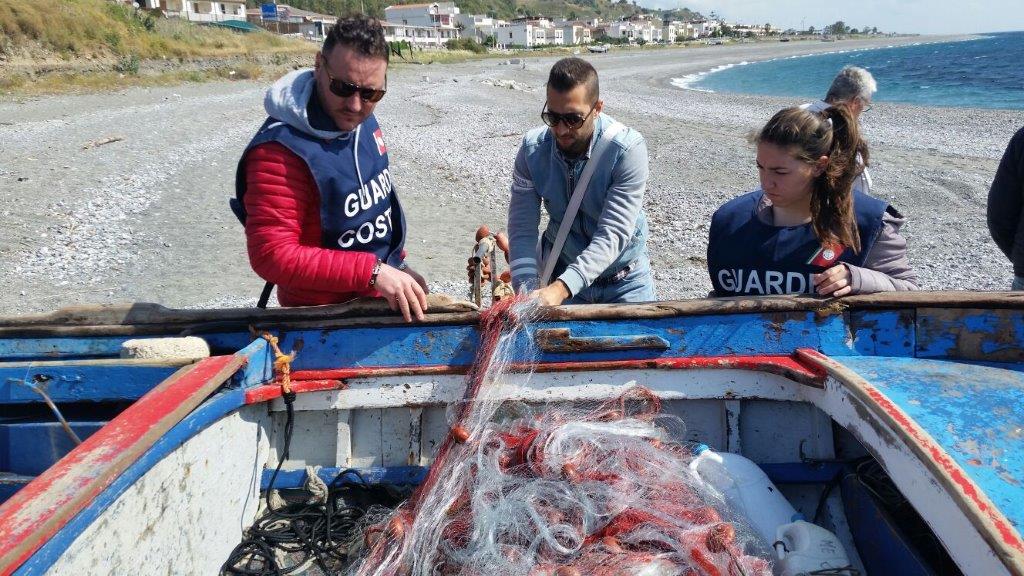 Foto delle reti da pesca sequestrate dalla Guardia Costiera di Messina