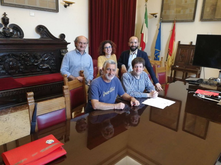 foto della presentazione e firma del progetto le agorà di messina