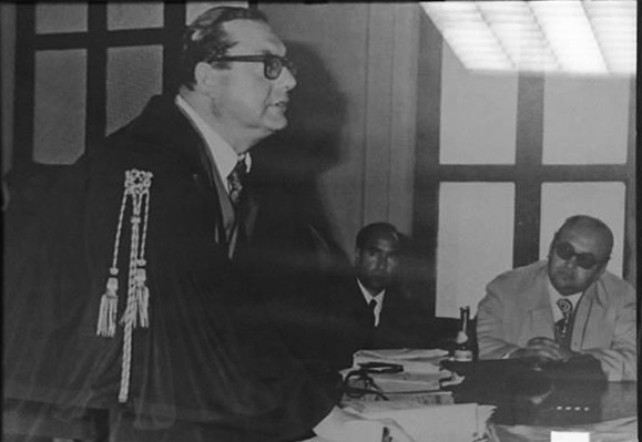 Fotografia in bianco e nero dell'avvocato Nino D'Uva in aula