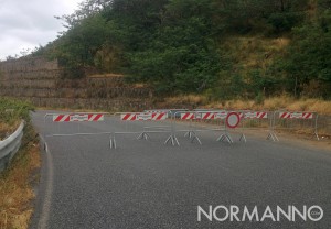 Foto delle transenne che bloccano il traffico sulla Panoramica dopo la frana